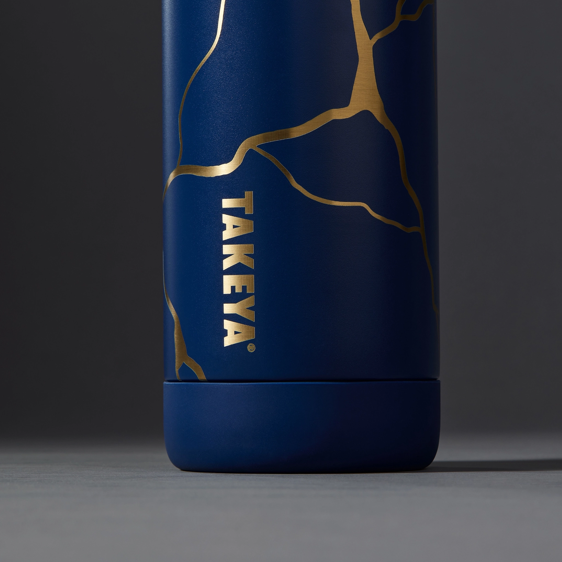 kintsugi-water-bottle-with-spout-lid-c4 51390-TK_HO25_Kintsugi_Takeya9241_Crop.png