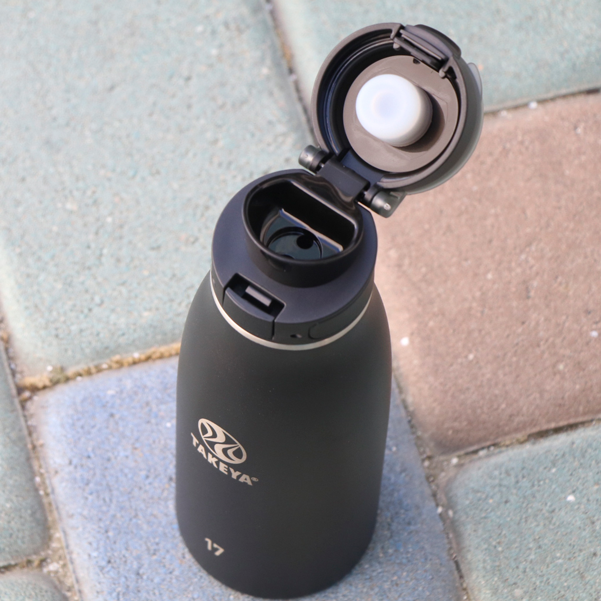 traveler-fliplocktm-lid-k6 96076-R-TravelerLid-Lifestyle-Onyx.png
